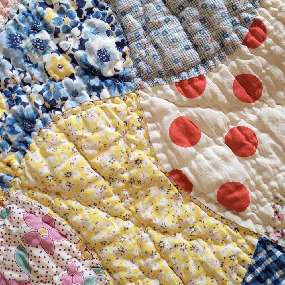 vintage hand quilted  patchwork quilt. scrappy, bow-tie patterns scalloped edge - Picture 10 of 11